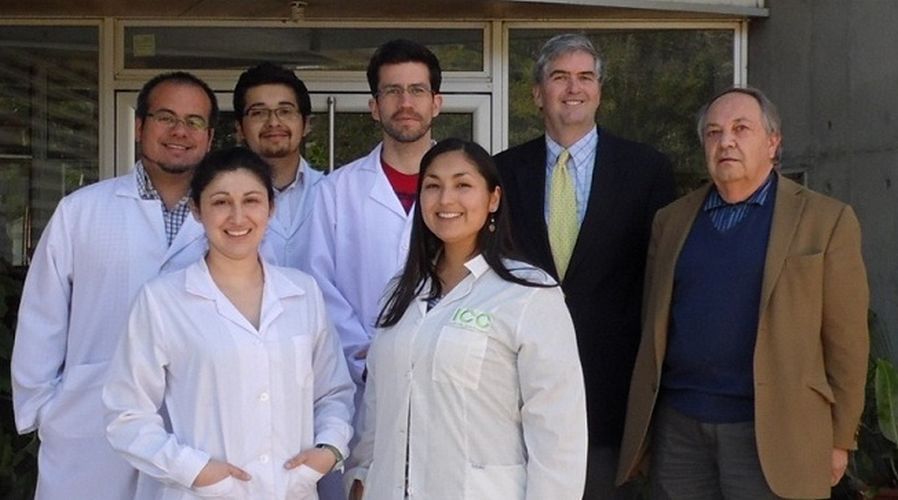 Dr. Perry visita el Laboratorio de Dr. Maccioni y su equipo de trabajo en Santiago.